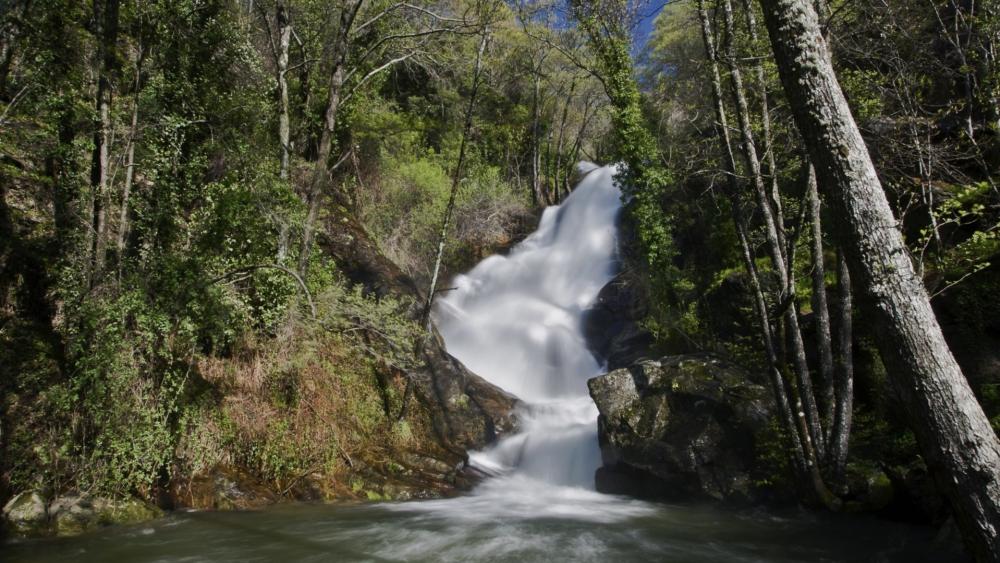 Majestic Waterfall in Valle del Jerte wallpaper