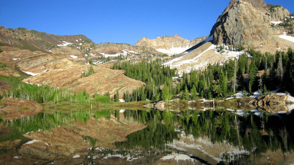 Serene Mountain Reflection in Utah wallpaper