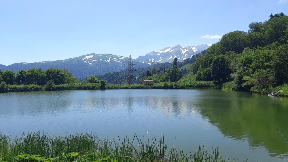 Lake in the mountains wallpaper