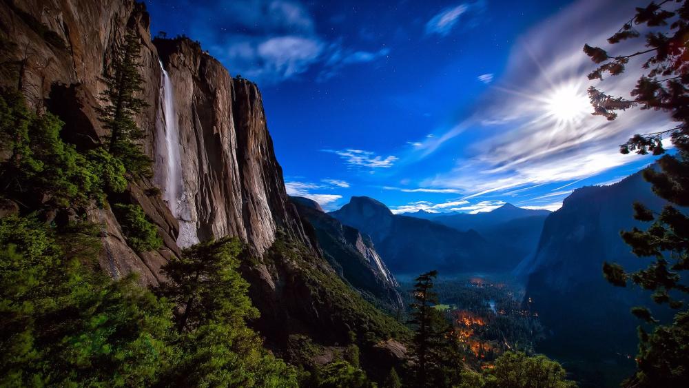 Majestic Yosemite Falls at Dusk wallpaper