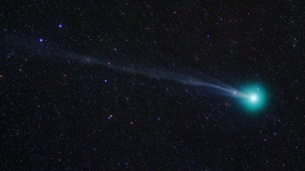 Mysterious Comet in Starry Expanse wallpaper