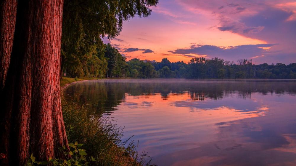 Enchanting Dusk Over Serene Lake wallpaper