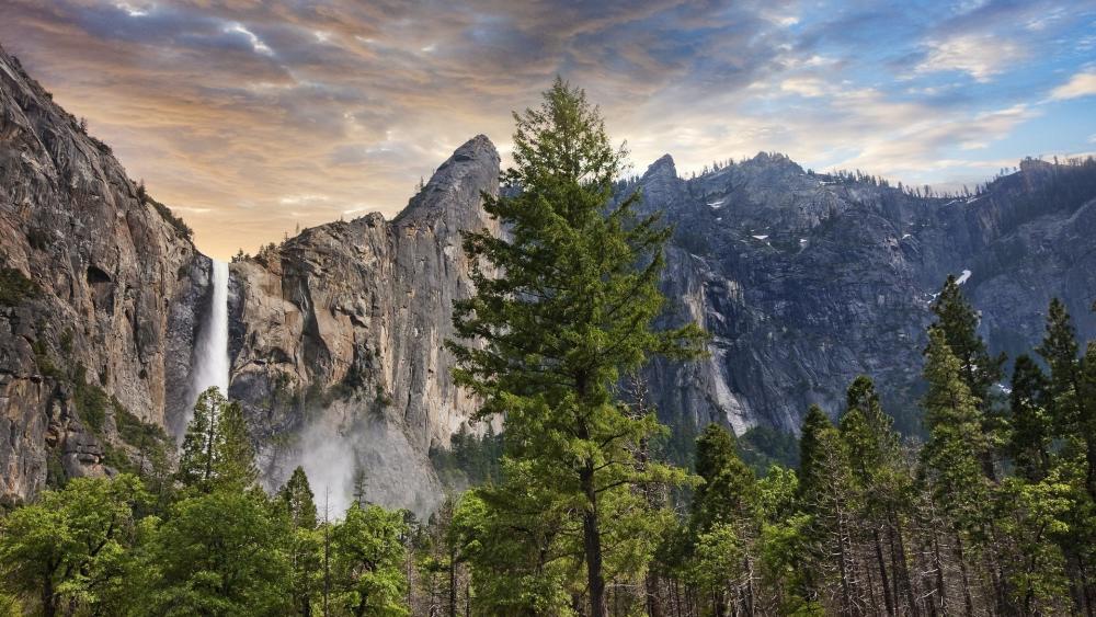 Majestic Yosemite Falls in the Morning Light wallpaper