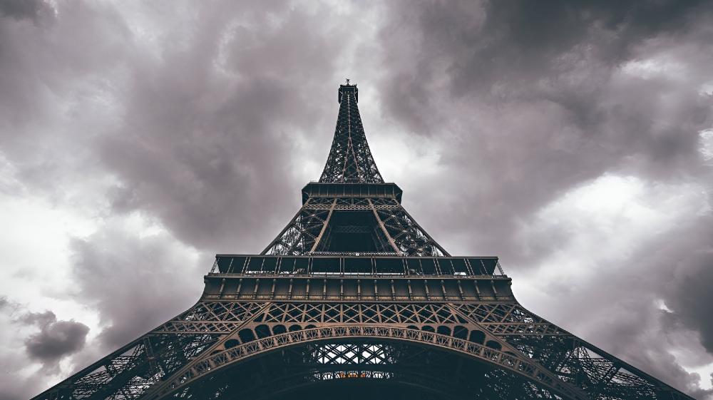 Majestic Eiffel Tower in Monochrome wallpaper