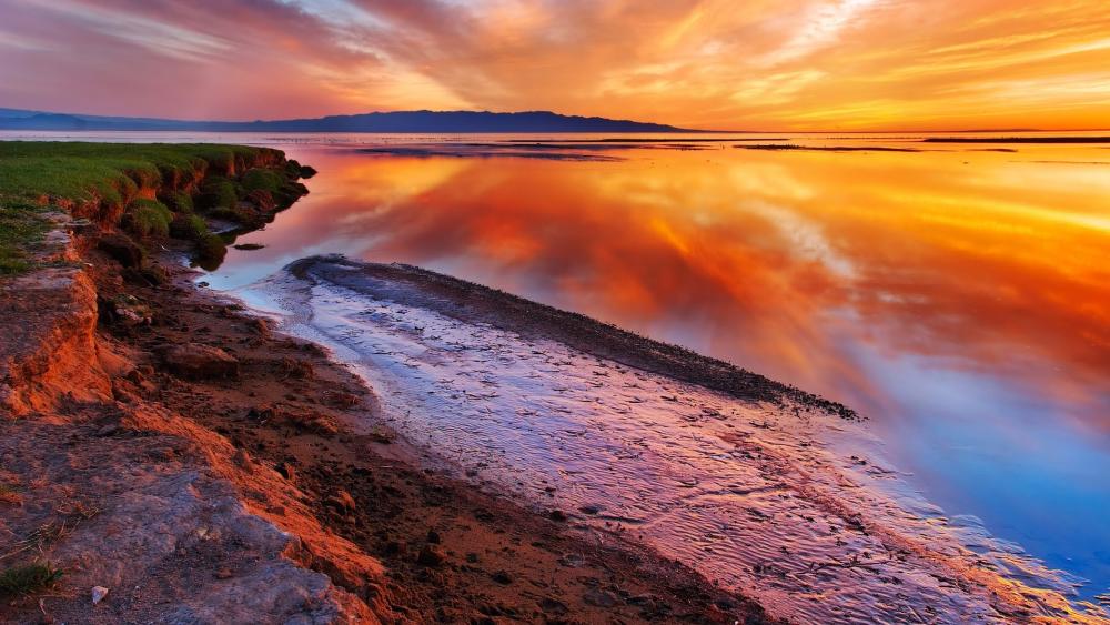 Serene Coastal Sunset Reflection wallpaper