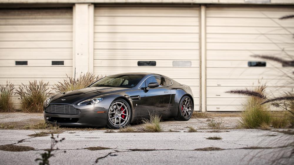 Sleek and Sophisticated Aston Martin V8 Wallpaper wallpaper