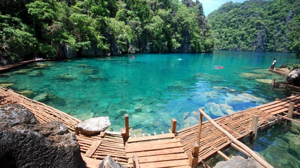 Crystal Clear Waters of Kayangan Lake wallpaper