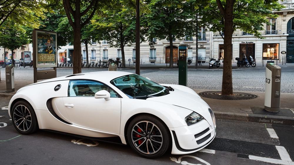 White Bugatti Veyron Street Elegance wallpaper