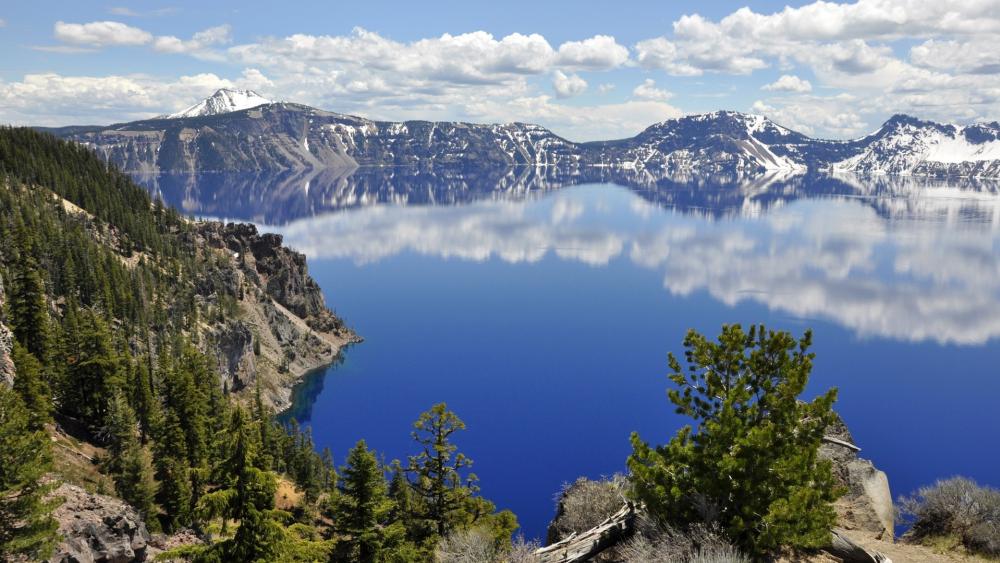 Crater Lake's Majestic Reflection in Aspen wallpaper