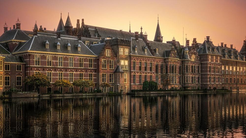 Historic Binnenhof at Sunset wallpaper