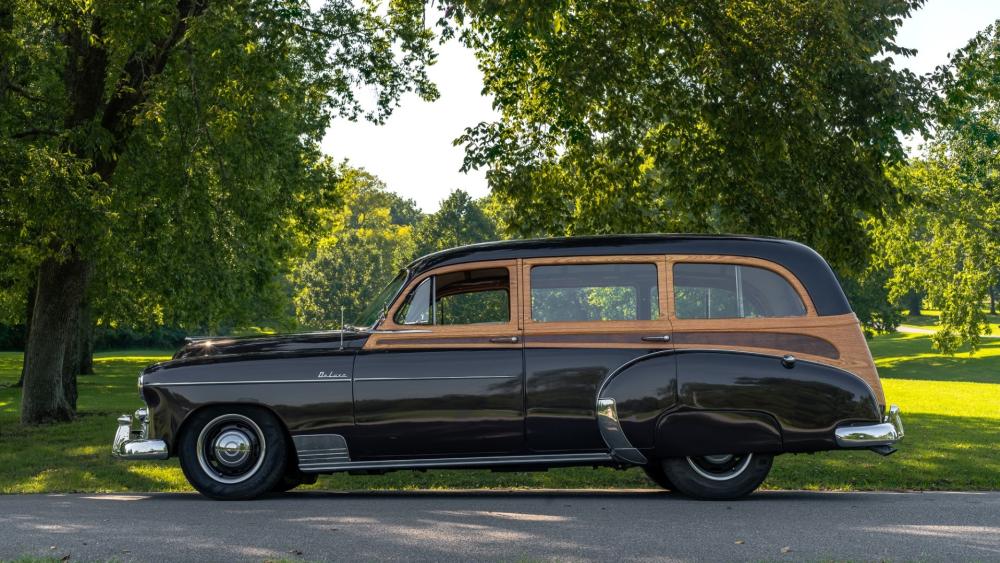 Vintage Chevrolet Deluxe 1950 in Nature wallpaper