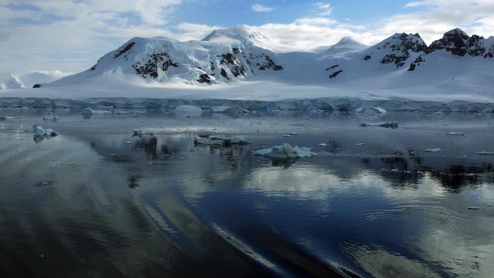 Ethereal Antarctic Wilderness wallpaper