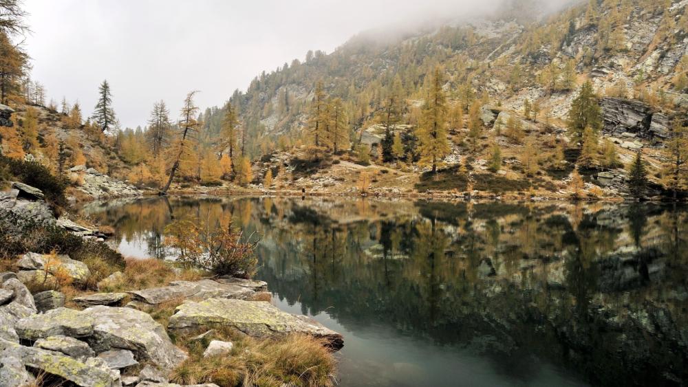 Autumn Lake Reflection in Misty Mountains wallpaper