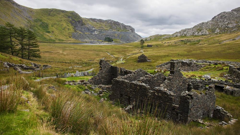 Quaint Ruins in Welsh Grasslands wallpaper