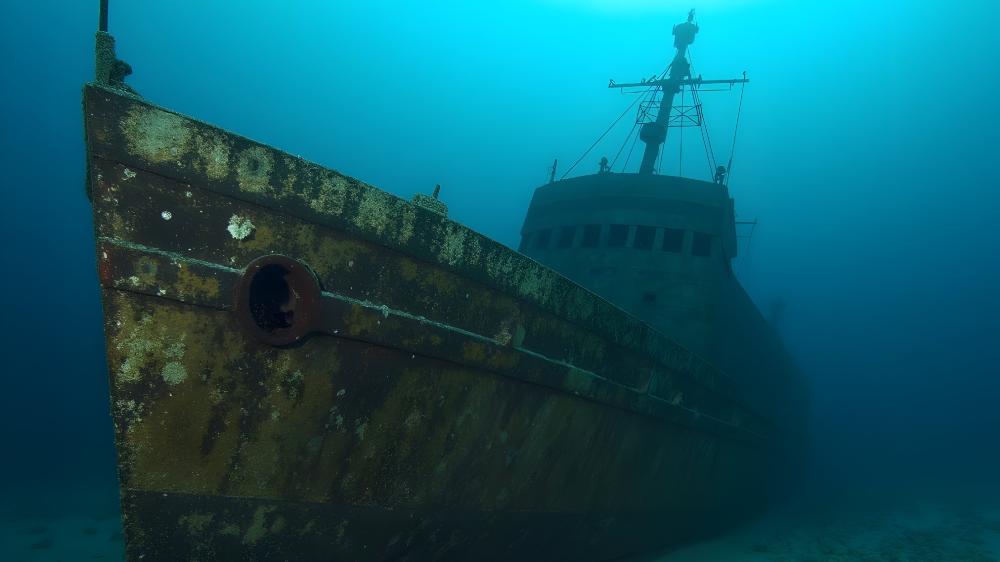 Shipwreck in the Deep Sea wallpaper