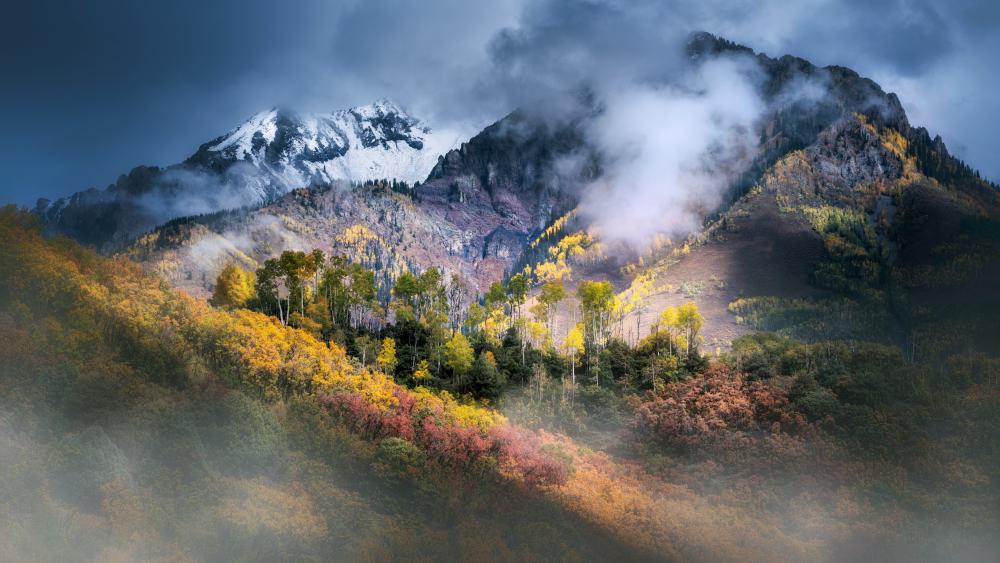 Autumn Majesty in Cloudy Mountains wallpaper