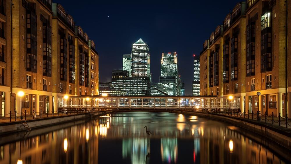 Canary Wharf at Night: London Lights Reflect wallpaper