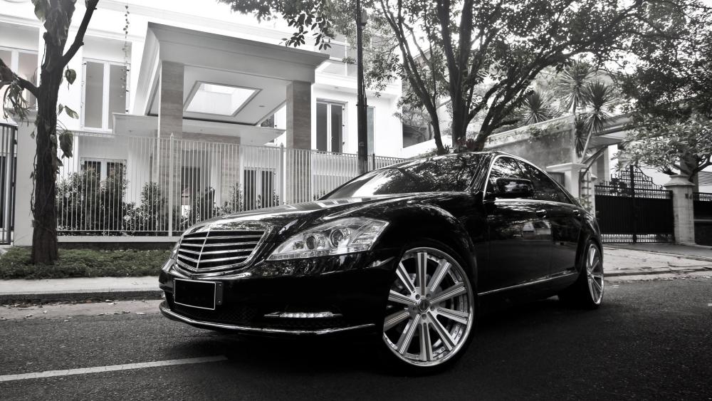 Monochrome Elegance of Mercedes-Benz in Urban Setting wallpaper