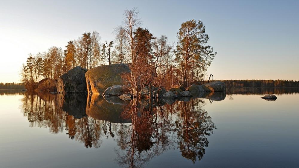 Reflections of Autumn Splendor in a Tranquil Lake wallpaper