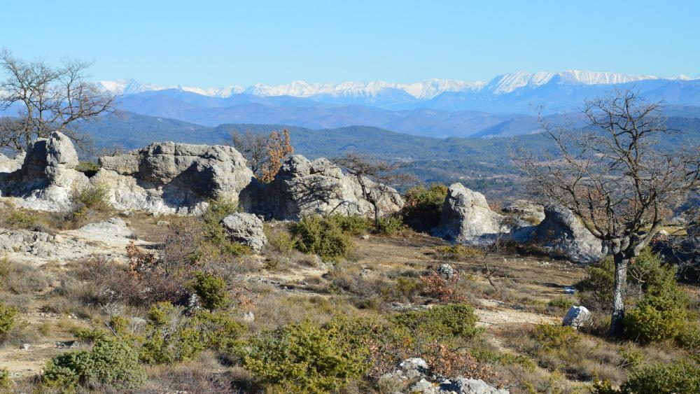 The rocks of Mourres in Forcalquier wallpaper