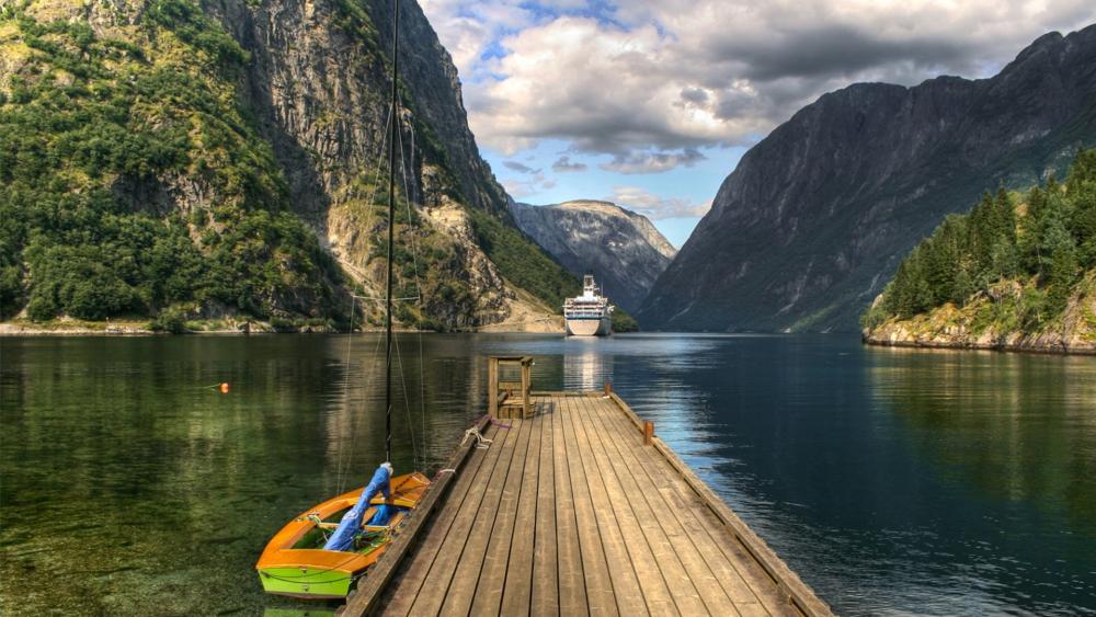 Breathtaking Fjord Serenity in Lofoten wallpaper