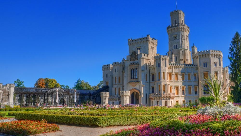 Majestic Beauty of Hluboká Castle in Bloom wallpaper