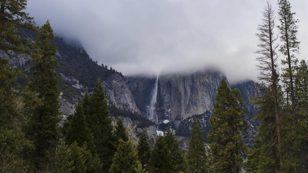 Yosemite's Majestic Misty Viewpoint at Tunnel View wallpaper