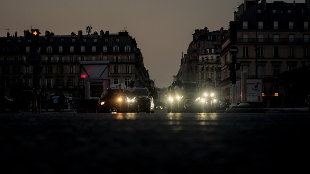 Parisian Streets at Dusk wallpaper