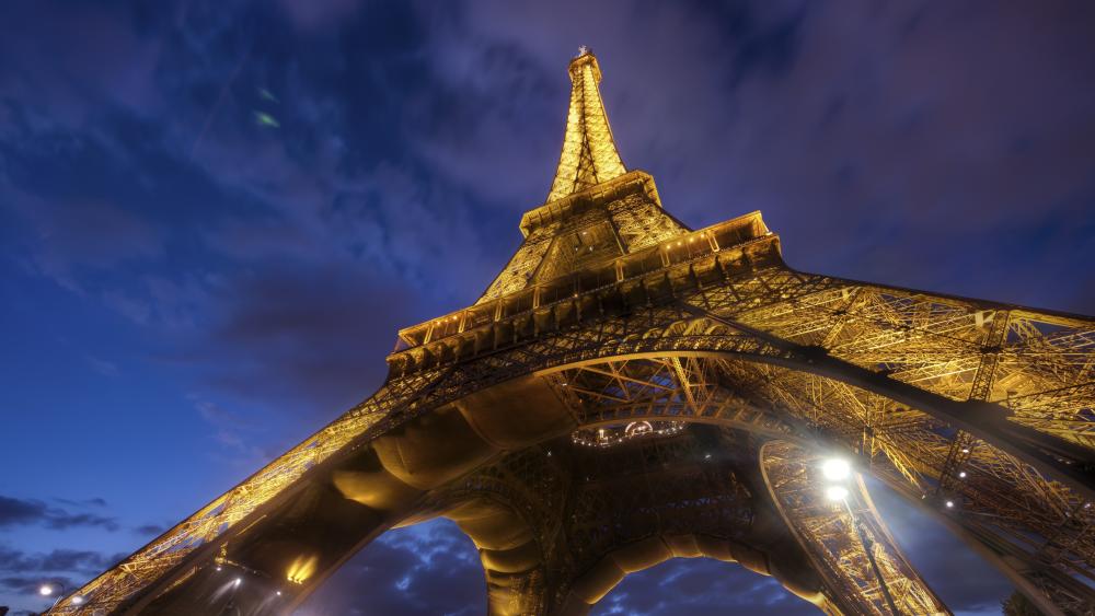 Eiffel Tower at Night’s Majesty wallpaper