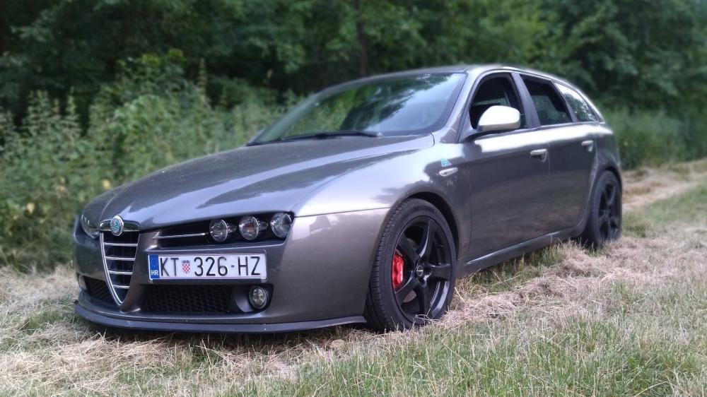 Alfa Romeo 159 wallpaper