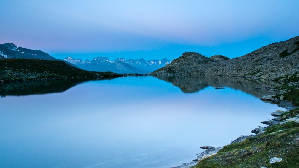 Tranquil Mountain Reflections at Dawn wallpaper