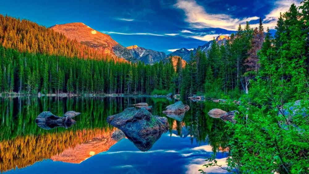 Serene Mountain Reflection on Tranquil Lake wallpaper