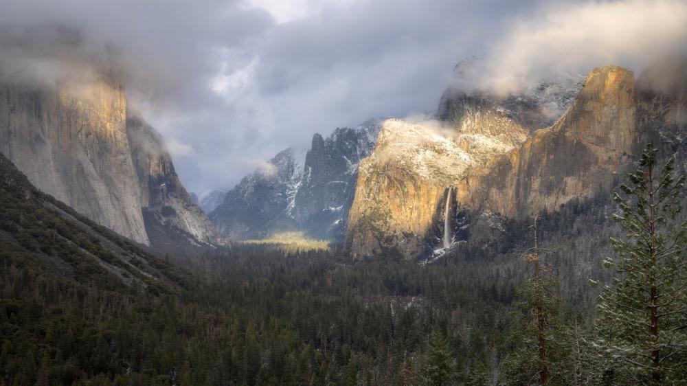 Majestic Yosemite Valley from Tunnel View 8K Wallpaper wallpaper