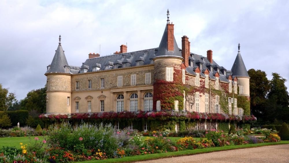 Château de Rambouillet in Picturesque French Setting wallpaper