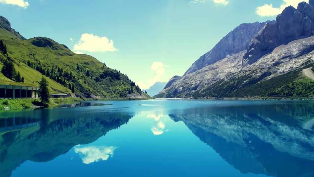 Tranquil Reflections in a Serene Mountain Lake wallpaper