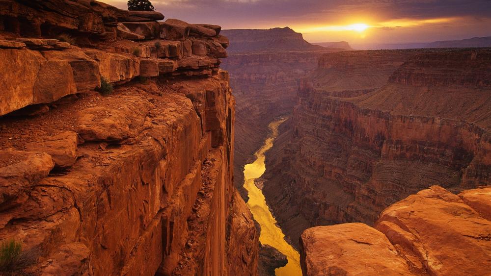 Majestic Sunset Over Grand Canyon Cliffs wallpaper