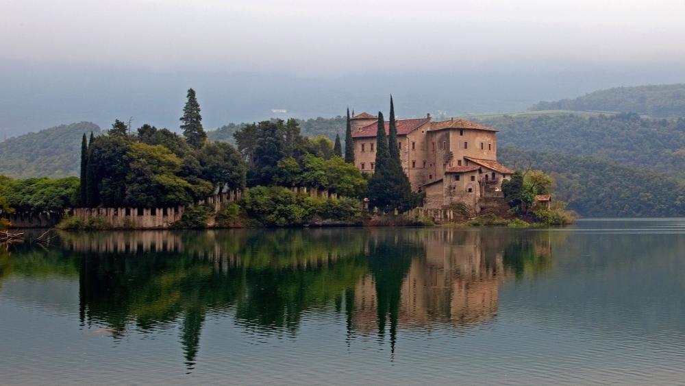 Château Toblino Reflected on Serene Waters wallpaper