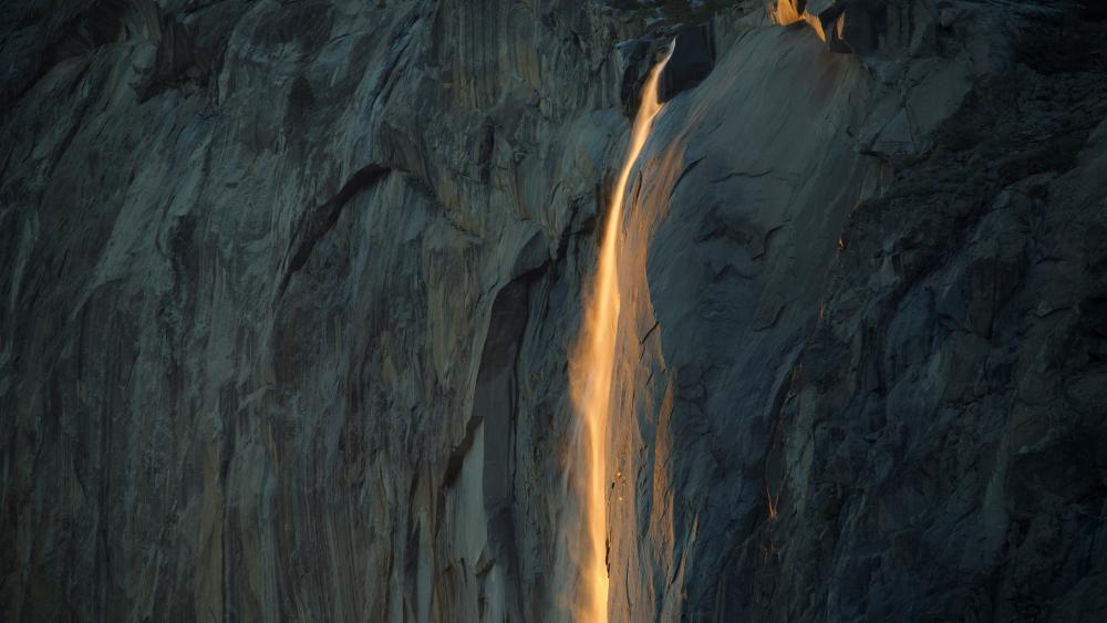 Horsetail Fall's Fiery Glow in Yosemite National Park wallpaper