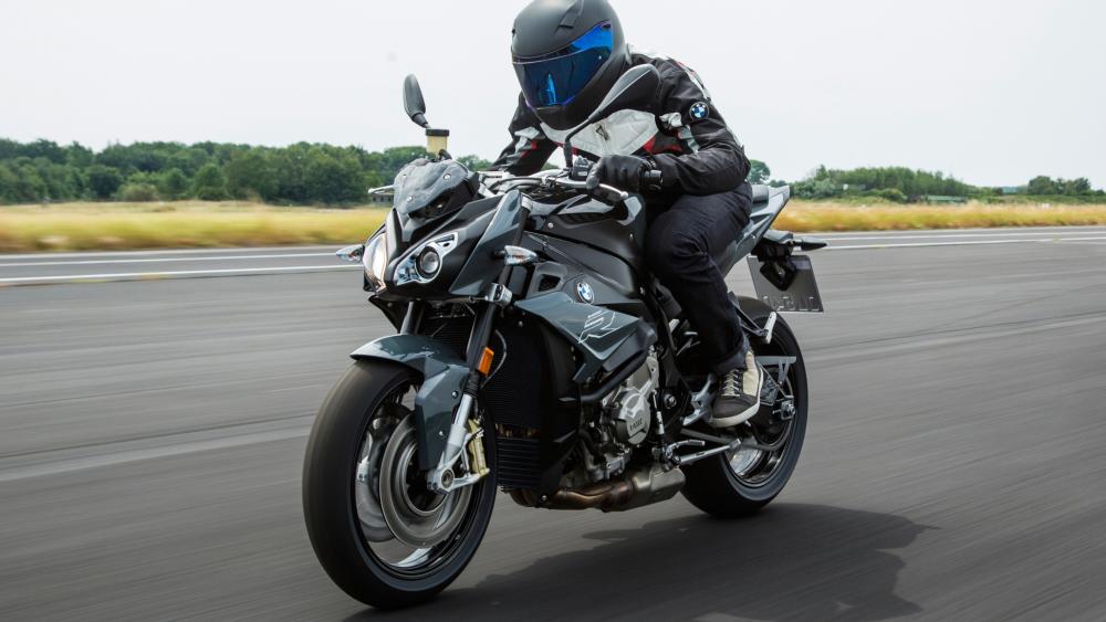 High-Speed Thrills with the BMW S 1000 R wallpaper