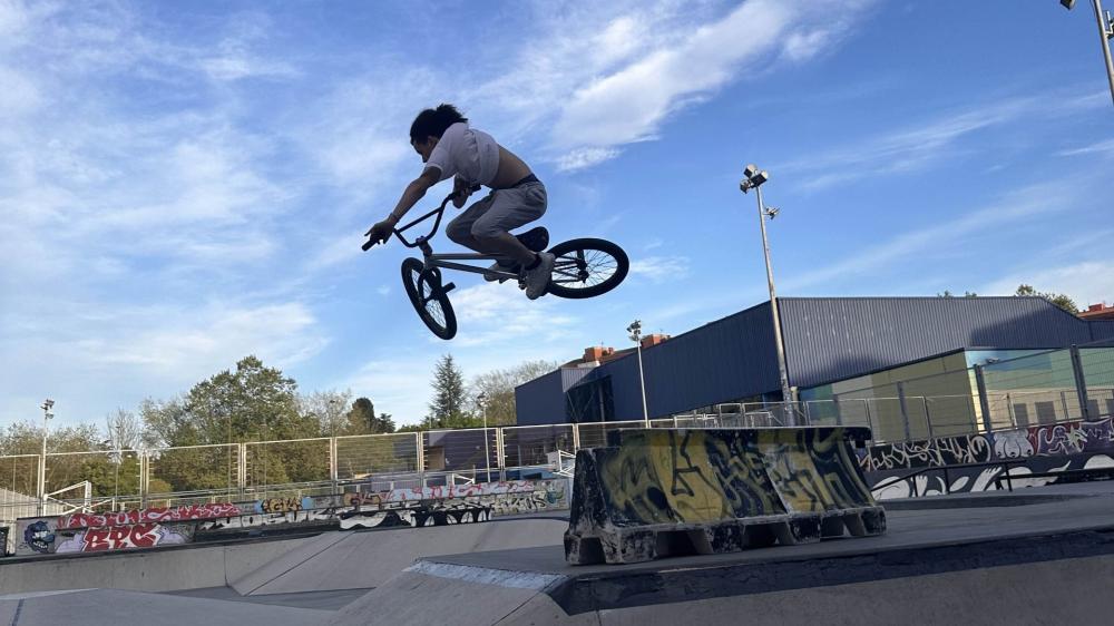 Freestyle BMX Thrills at Skate Park wallpaper