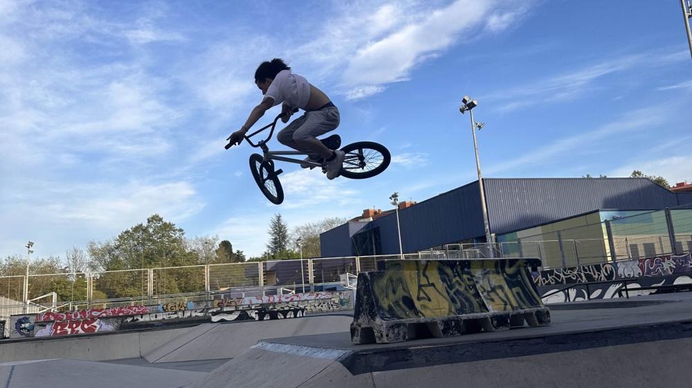 Freestyle BMX Adventure in Urban Skate Park wallpaper