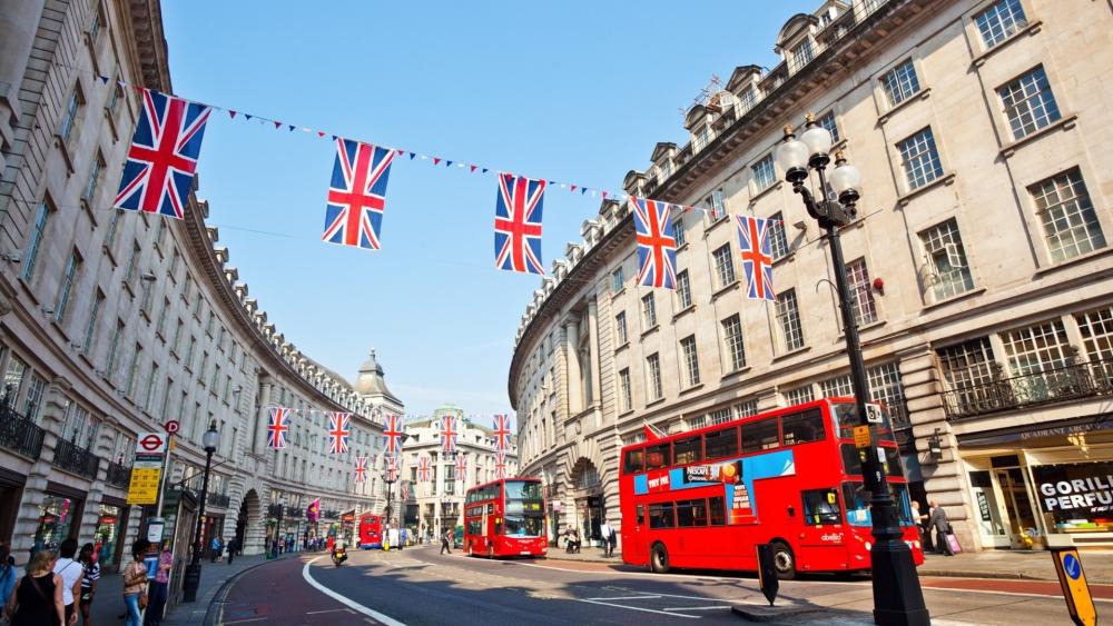 Bustling Regent Street with Iconic Buses in London wallpaper