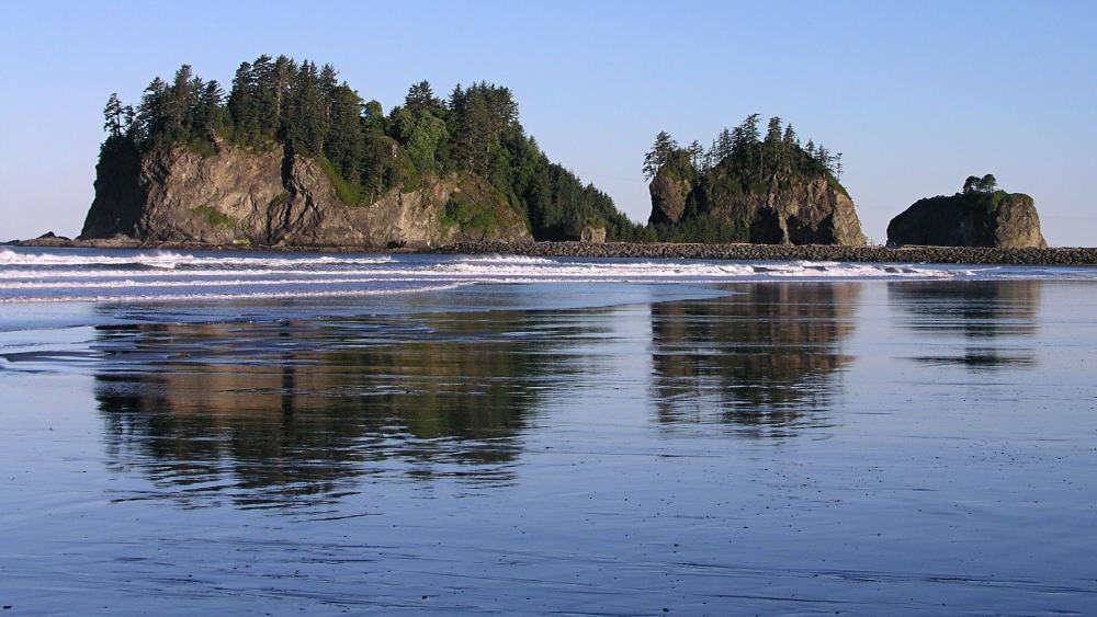 Majestic Island Reflections on Tranquil Shores wallpaper