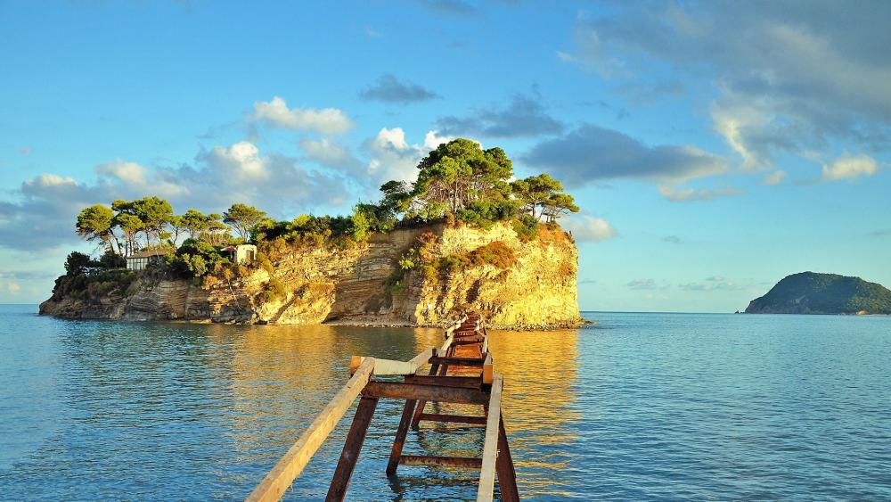 Cameo Island's Tranquil Escape in Zante's Azure Waters wallpaper