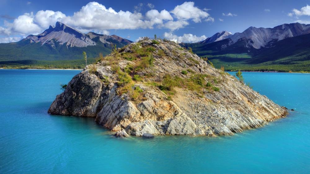 Island Serenity at Banff National Park wallpaper