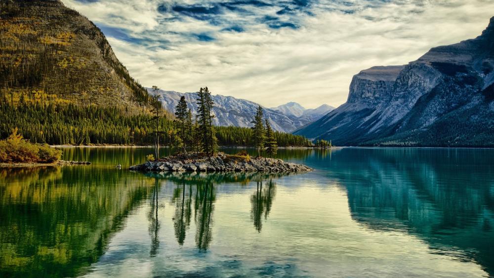 Tranquil Beauty of Lake Minnewanka in Autumn wallpaper