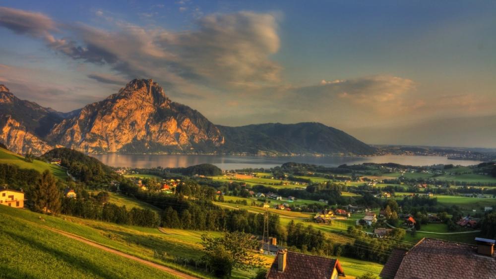 Tranquil Beauty of Lake Traunsee at Sunrise wallpaper