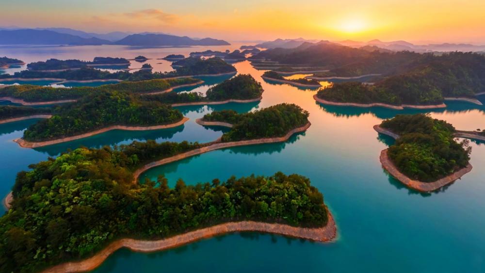 Serene Sunrise over Qiandao Lake Panorama wallpaper