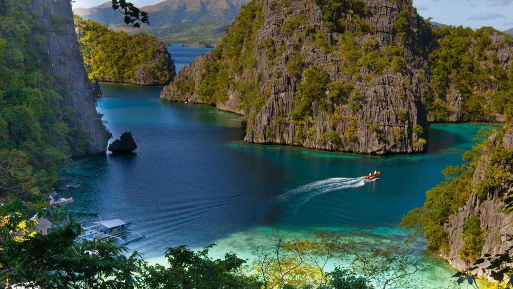 Kayangan Lake Tranquil Beauty in Coron wallpaper