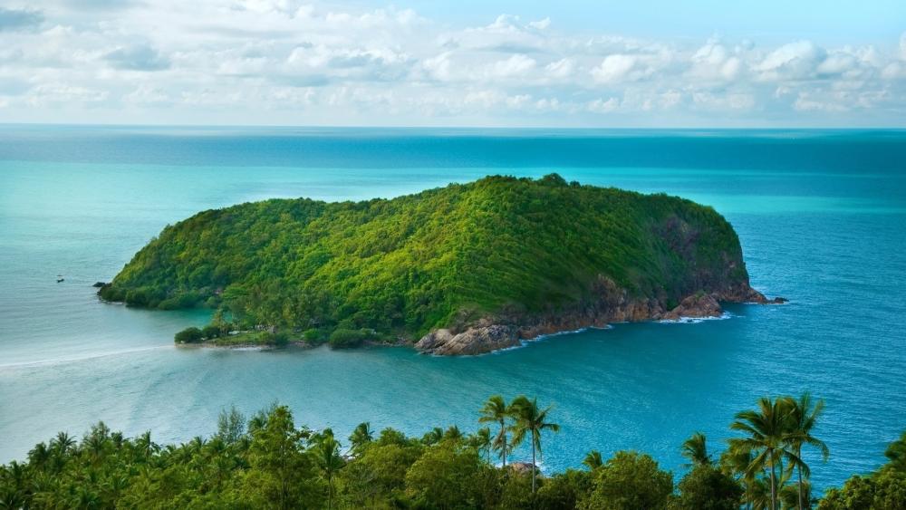Serene Island Escape in Turquoise Waters wallpaper